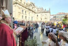 O arcebispo de Santiago pide no Domingo de Ramos non quedar na indiferenza ante a cruz