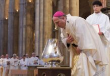 O arcebispo preside a Misa Crismal e subliña que o sacerdocio é unha graza ao servizo do pobo