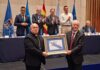 El arzobispo de Santiago, Mons. Prieto Fernández, recibe la Insignia de Oro y el título de Socio de Honor del Día de Galicia en Asturias