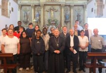 O arcebispo de Santiago anima a compartir o don da fe «con humildade e alegría» na Vixilia Diocesana polas Misións